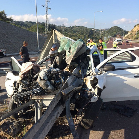 Otobanda bariyerlere ok gibi saplandı: 3 kişi öldü! - Resim: 4