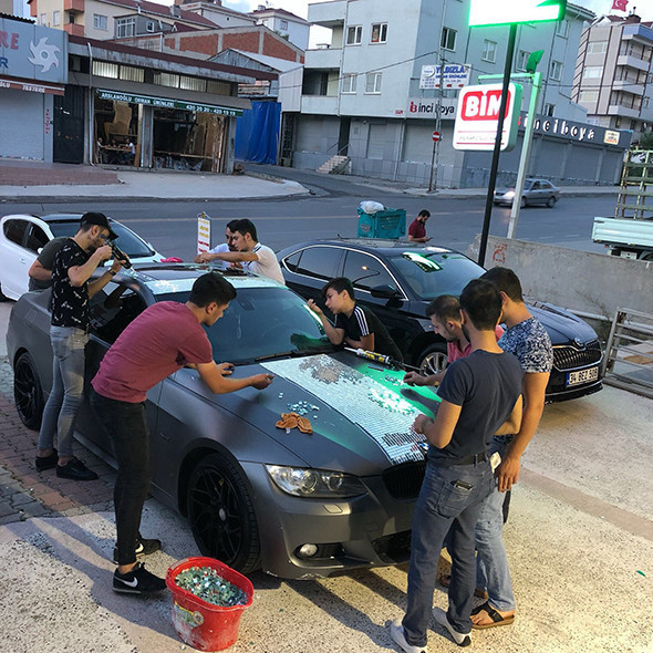 Lüks otomobili aynayla kapladılar! - Resim: 3