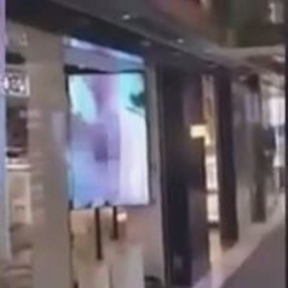 Mağazadaki porno yayınına havluyla önlem! - Resim: 2