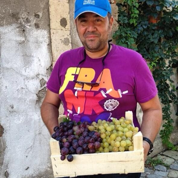 Şehir hayatından sıkıldı Ata Demirer 2 milyon liralık bağında üzüm topluyor - Resim: 2