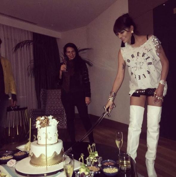 Sosyetik güzel pastasını kılıçla kesti - Resim: 3