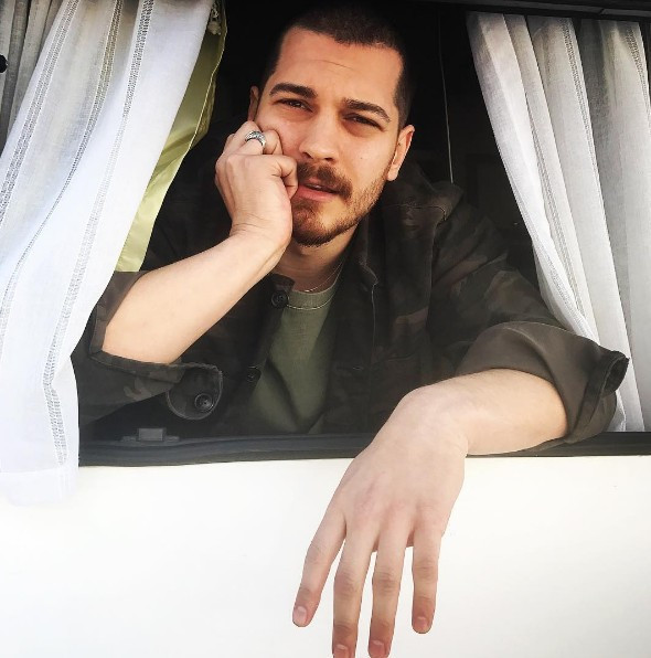 Çağatay Ulusoy evlilik yolunda Duygu Sarışın ile eve çıktılar - Resim: 1