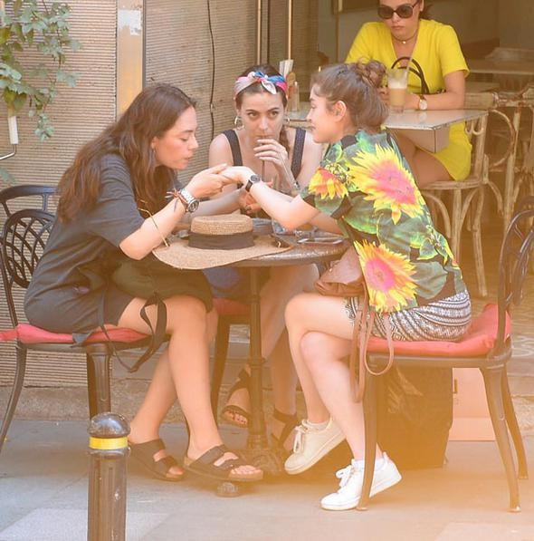 Demet Evgar bir kadınla yakalandı elini asla bırakmadı - Resim: 4