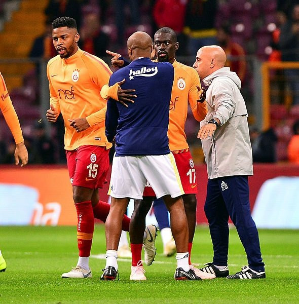 Derbide Donk ile Ayew arasında gerginlik! - Resim: 2