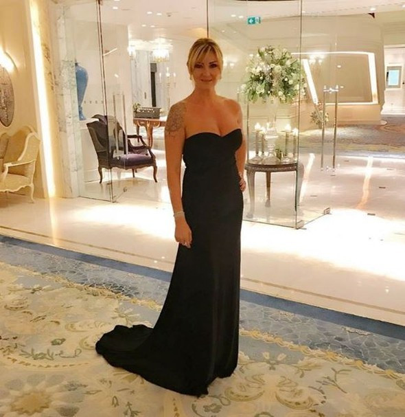 Pınar Altuğ'un derin göğüs dekoltesi olay oldu - Resim: 2