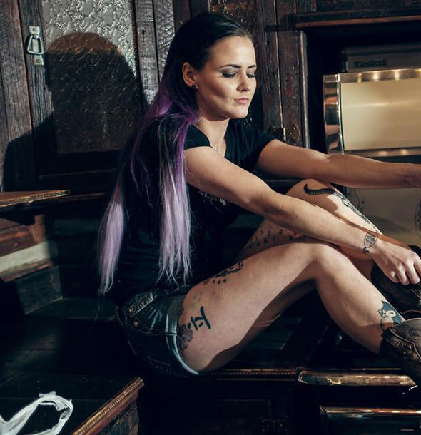 Çıplak pozları başına bela oldu işten kovuldu - Resim: 1