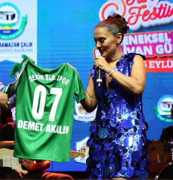 Demet Akalın ayrılık sonrası ilk konserini verdi! İşte dikkat çeken detay - Resim: 2