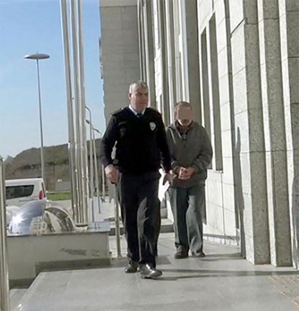 12 yaşındaki kıza tacizle suçlandı linçten polis kurtardı - Resim: 1