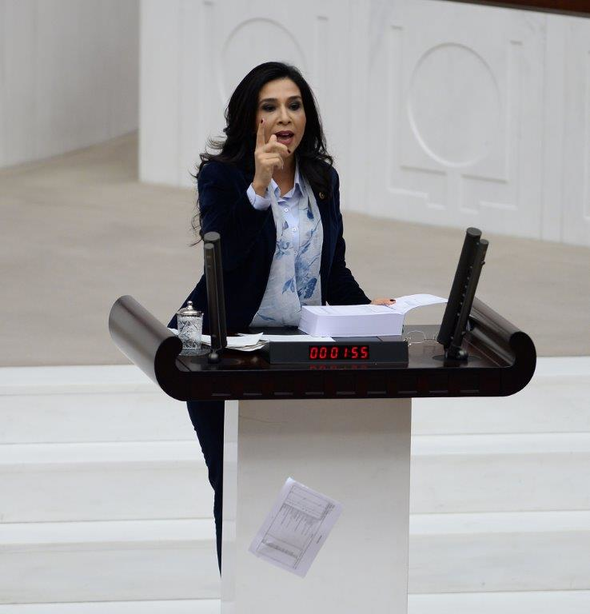 Meclis'te tansiyon yükseldi! CHP'li vekil dağıttı, CHP'li vekiller topladı! - Resim: 2