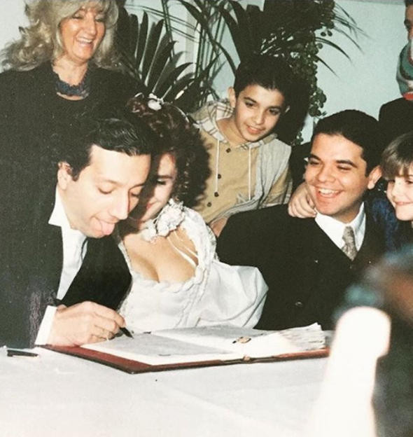 Motor kuryesi ile evlenen bile var! İşte ünlülerin evlilik fotoğrafları - Resim: 1