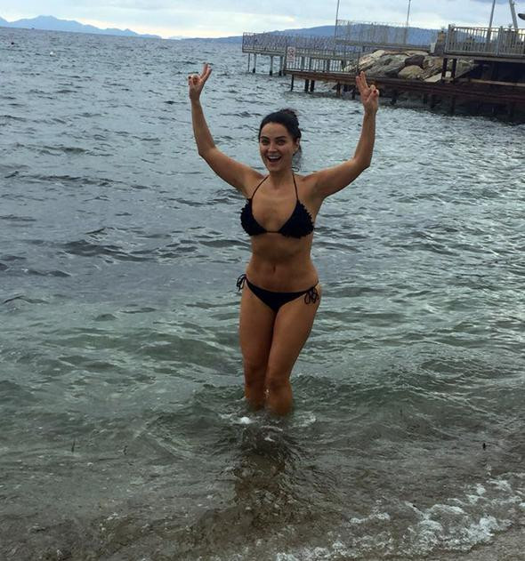 Ünlü oyuncu herkesi şaşırttı! Buz gibi havada denize girdi - Resim: 2