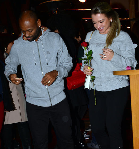 Love aşka geldi! Herkesin ortasında öpücüklere boğdu - Resim: 4