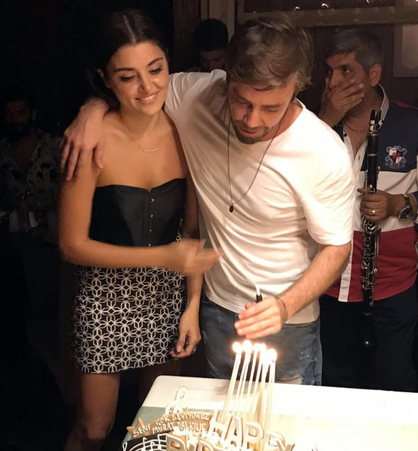 Hande Erçel ile Murat Dalkılıç birbirine girdi! Hemen evi terk etti - Resim: 1