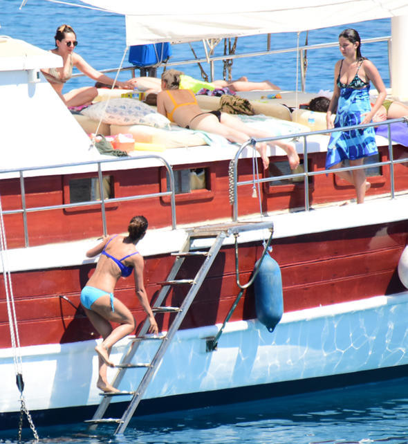 Tekne misafirleri! Ünlü oyuncu üstsüz güneşlendi - Resim: 2