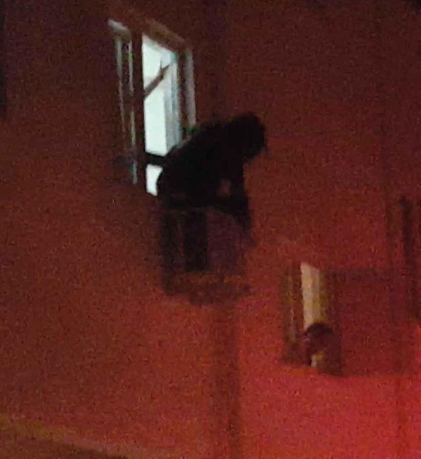 Erkek arkadaşı camdan aşağı attı işte dehşet anları! - Resim: 3