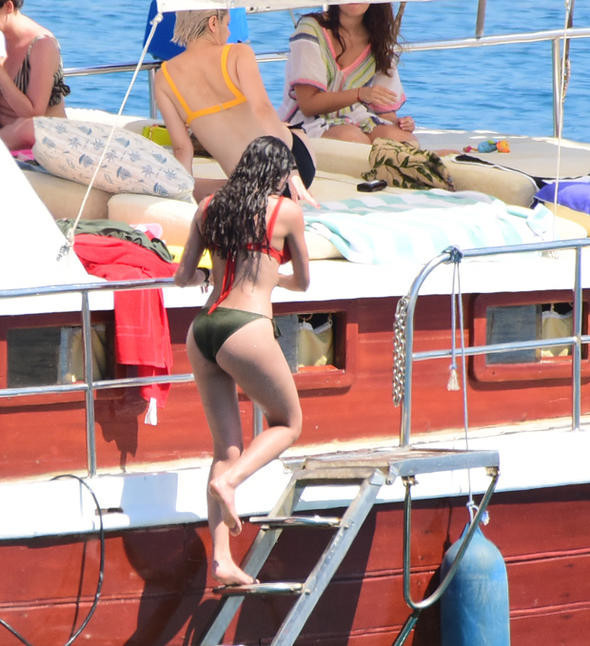 Tekne misafirleri! Ünlü oyuncu üstsüz güneşlendi - Resim: 3