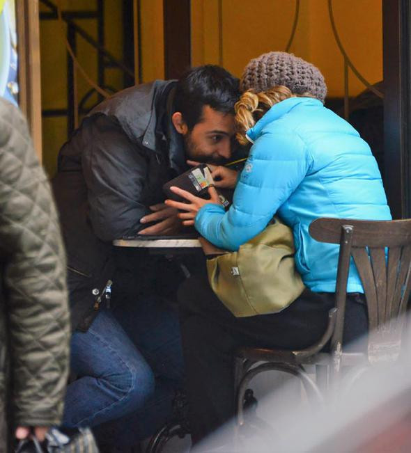 10 yaş küçük sevgilisiyle dudak dudağa! - Resim: 4