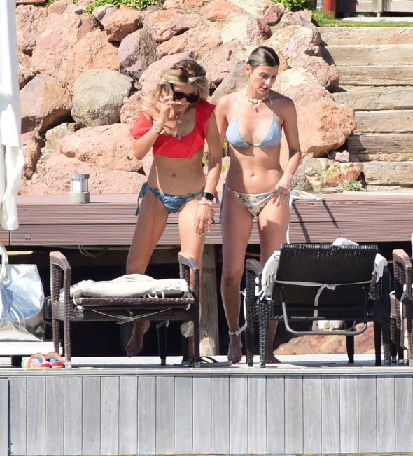 Tüm bakışlar onlardaydı! İşte Bodrum'u sallayan abla-kardeş - Resim: 1