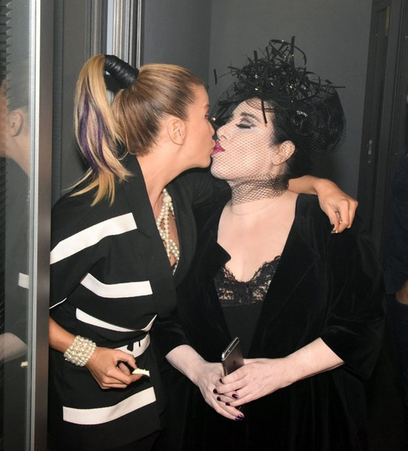 Ivana Sert ile Nur Yerlitaş dudak dudağa poz verdi - Resim: 3