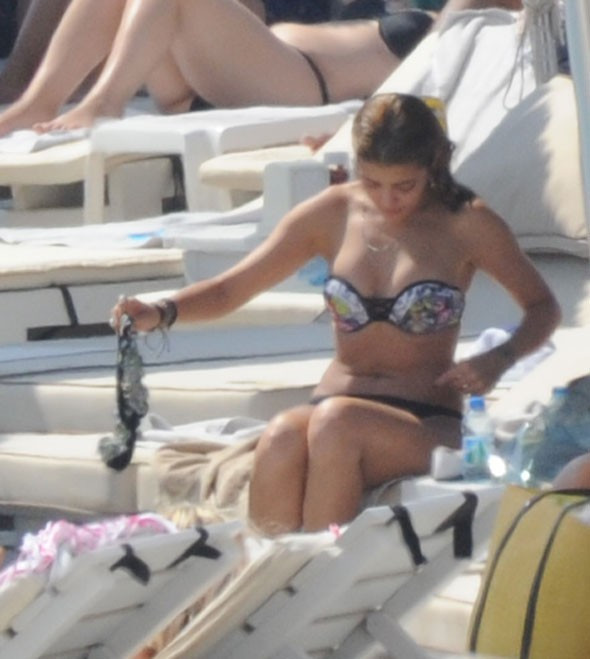 Plajın ortasında bikini değiştirdi sosyal medya yıkıldı! - Resim: 1