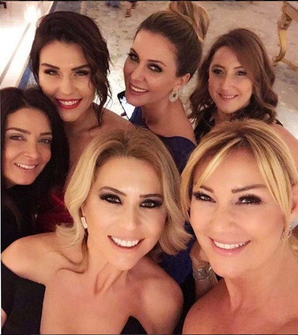 Pınar Altuğ'un derin göğüs dekoltesi olay oldu - Resim: 3