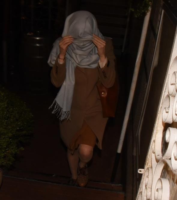 Şalıyla yüzünü gizledi: Annem görürse beni keser - Resim: 3