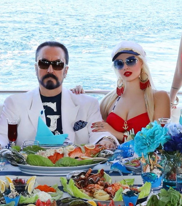 "Adnan Hoca ve Kedicikler'in fotoğrafları ahir zaman alameti!" - Resim: 2