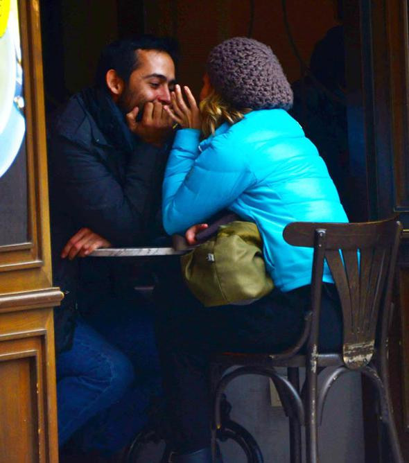 10 yaş küçük sevgilisiyle dudak dudağa! - Resim: 2