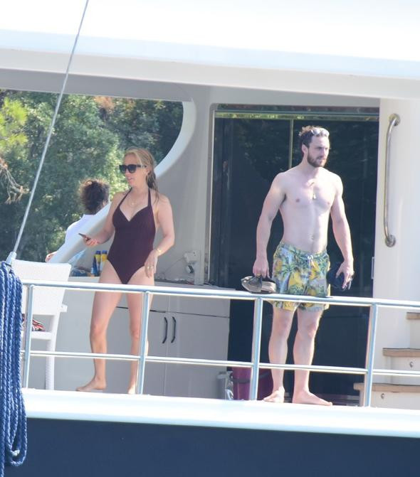 Teknede tatilin elli tonu! Ünlü çift böyle yakalandı - Resim: 2