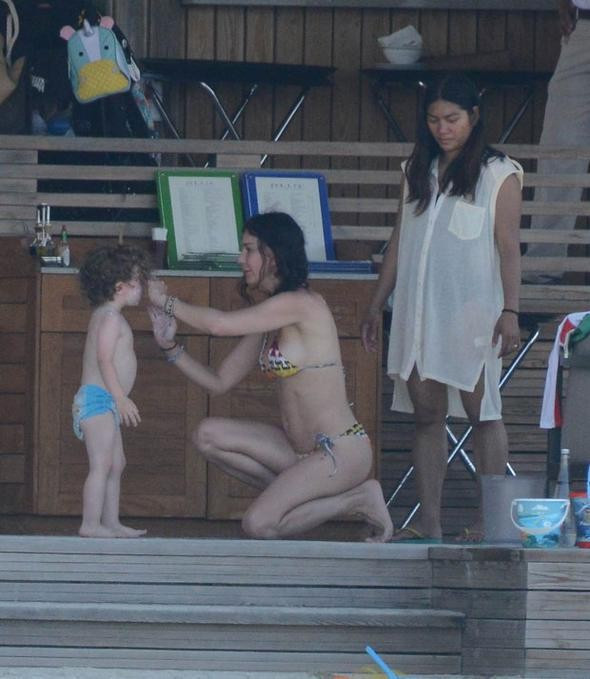 Hande Ataizi oğlu Leon'u zor ikna etti - Resim: 2