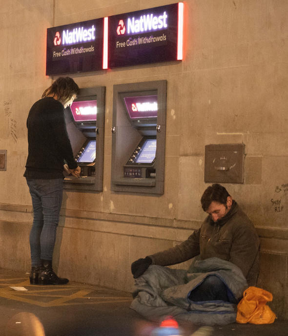 Ünlü sunucu bankamatikten para çekti evsiz adama verdi - Resim: 4