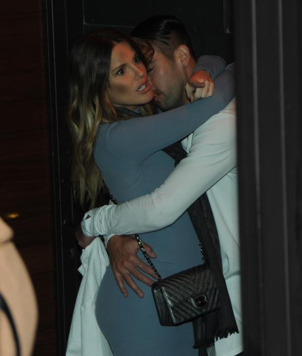 Kimselere aldırmadı! Sokak ortasında öpücüklere boğdu - Resim: 1