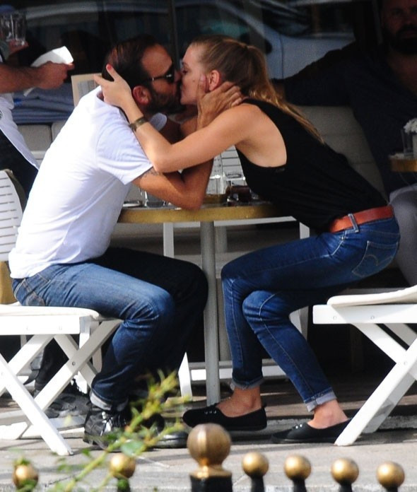 Ünlü oyuncu fena yakalandı! Öpmelere doyamadı - Resim: 2