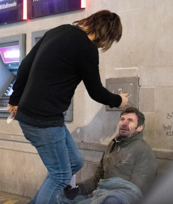 Ünlü sunucu bankamatikten para çekti evsiz adama verdi - Resim: 3