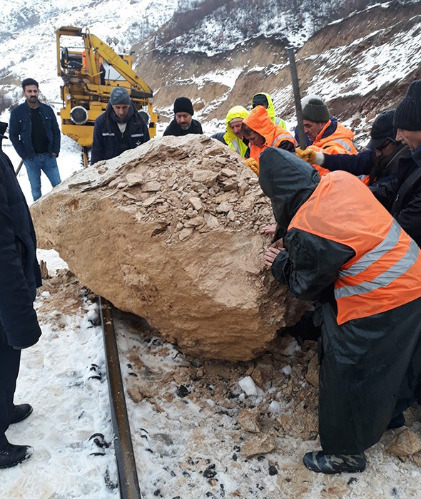 Faciadan dönüldü: Dağdan kopan dev kaya trene çarptı! - Resim: 3