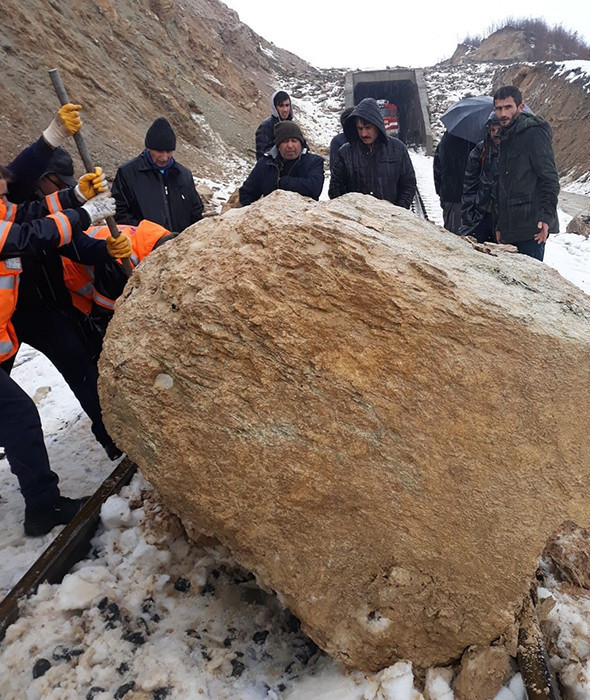 Faciadan dönüldü: Dağdan kopan dev kaya trene çarptı! - Resim: 4