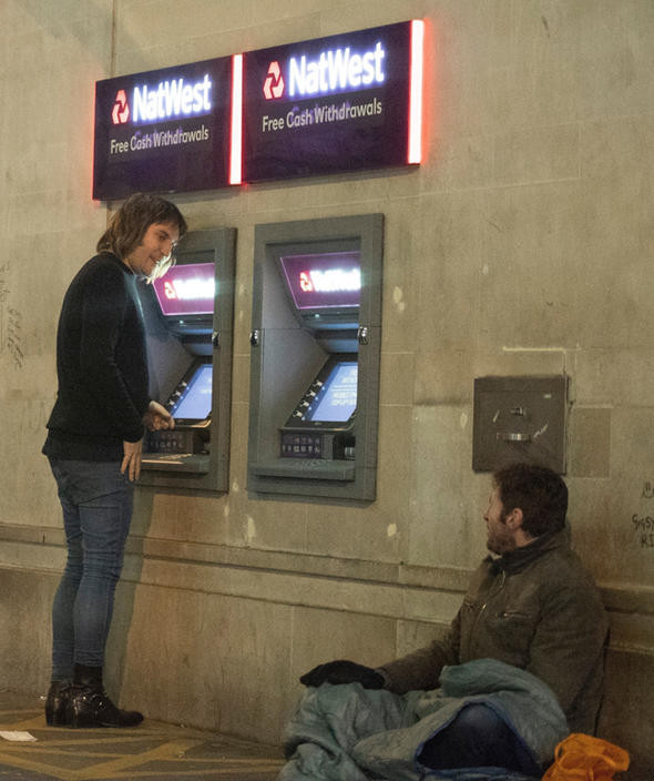 Ünlü sunucu bankamatikten para çekti evsiz adama verdi - Resim: 2