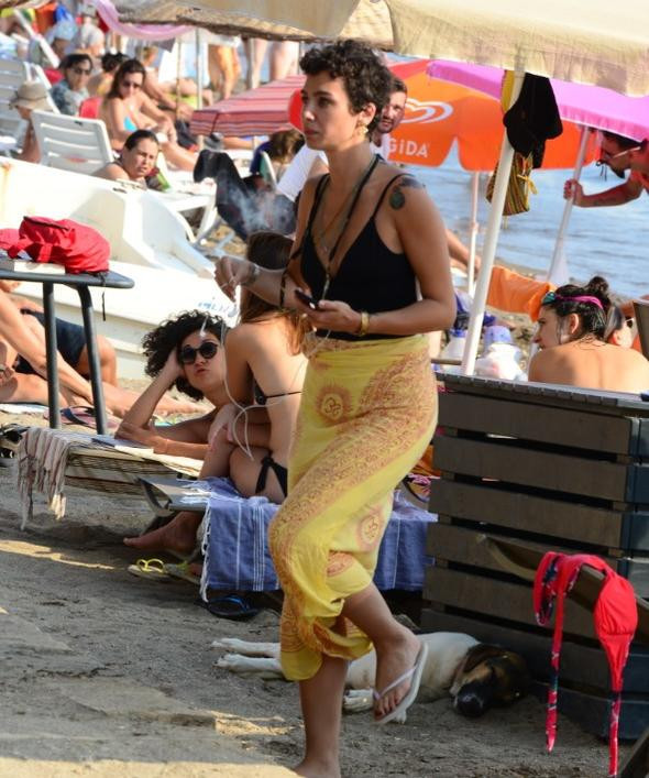 Birce Akalay'ı kızdıran soru! Yüzü asıldı keyfi kaçtı - Resim: 1