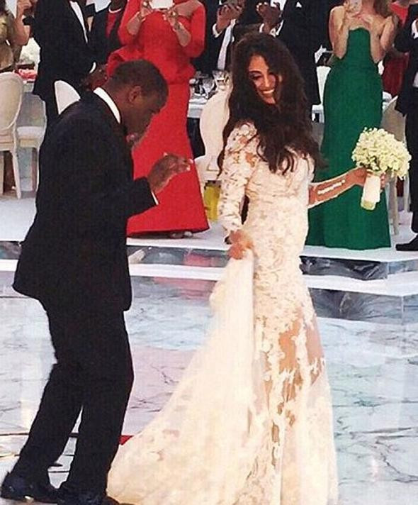 Düğün için sarayı 1 milyon gülle süsledi! - Resim: 2