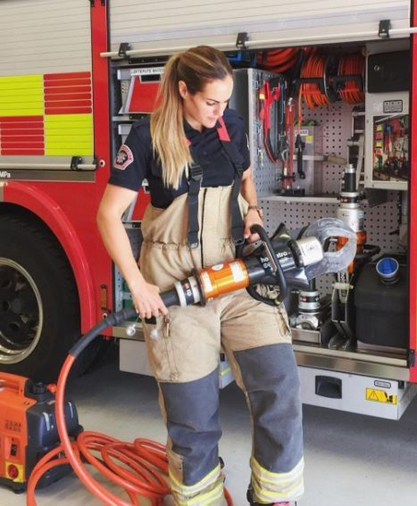 İtfaiyeciler mi modeller mi bu kadın olay oldu - Resim: 1