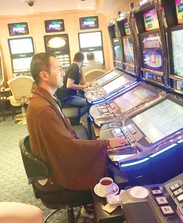 Huylu huyundan vazgeçmiyor! Kumarda servet kazandı - Resim: 4