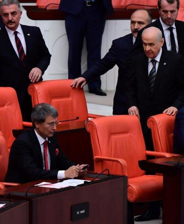 Bahçeli'nin İYİ Parti sıralarına bakışı olay oldu! İşte o anlar... - Resim: 1