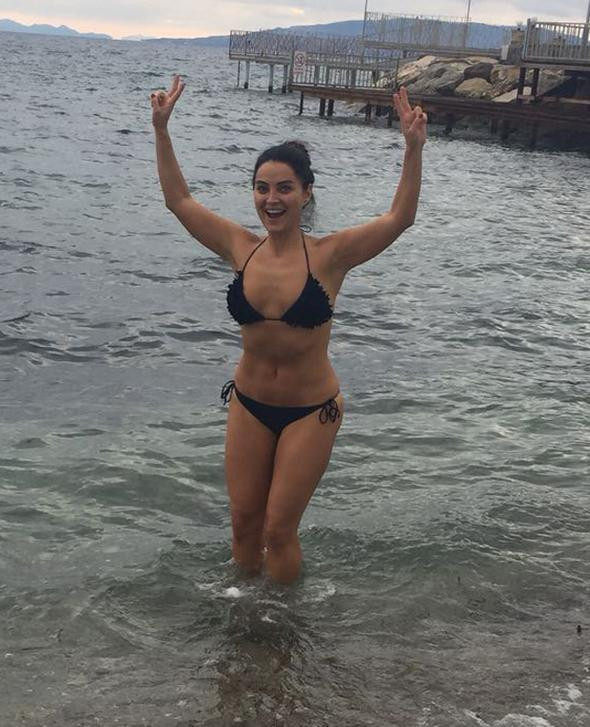 Ünlü oyuncu herkesi şaşırttı! Buz gibi havada denize girdi - Resim: 1