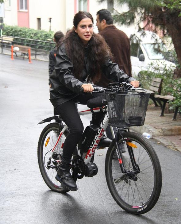 Güzel oyuncu halkın arasına karıştı! - Resim: 3