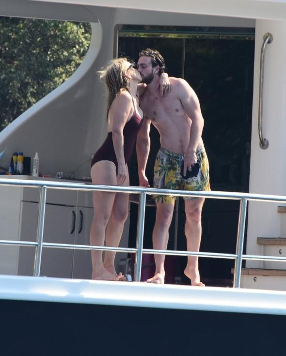 Teknede tatilin elli tonu! Ünlü çift böyle yakalandı - Resim: 3