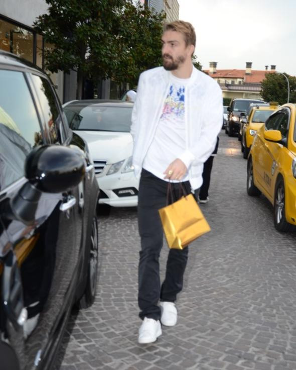 Caner Erkin'den Şükran Ovalı'ya servet değerinde jest! - Resim: 4