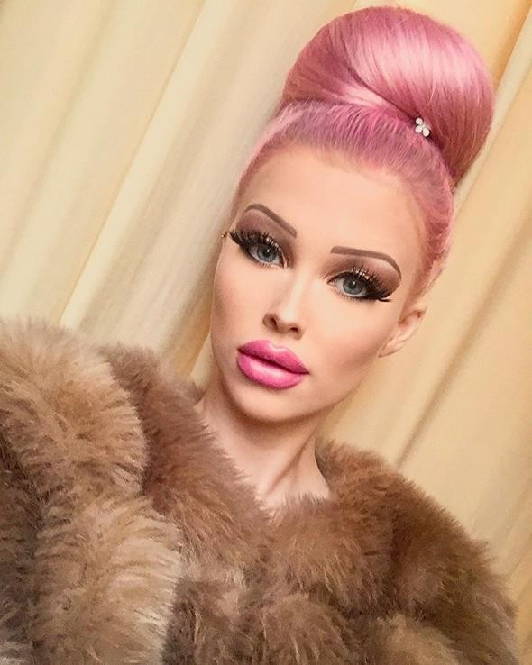 Ağzınız açık kalacak! Barbie bebeğe benzemek için servet harcıyor - Resim: 2