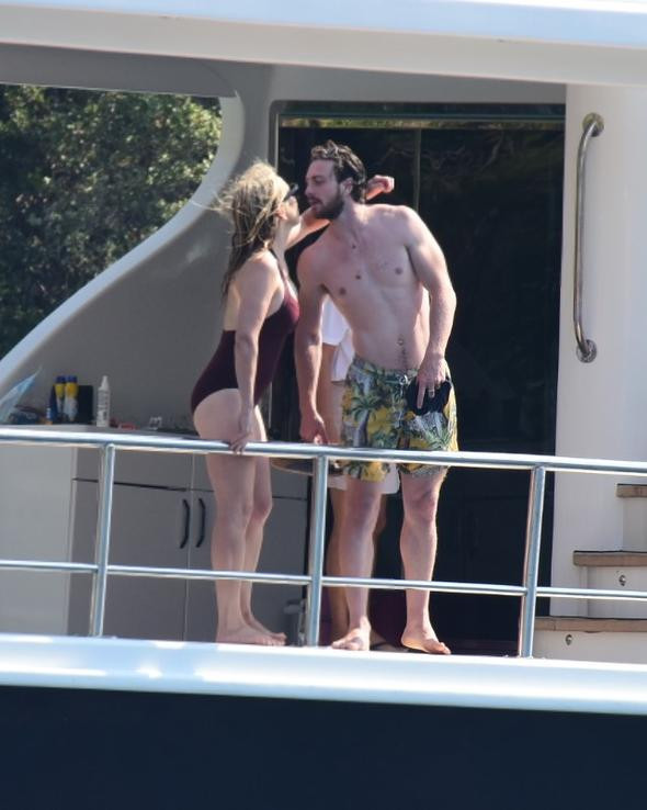 Teknede tatilin elli tonu! Ünlü çift böyle yakalandı - Resim: 4