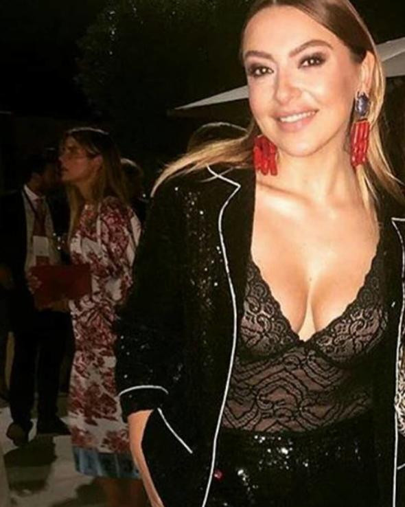 Hadise iç çamaşırı defilesine iç çamaşırıyla katıldı! Göğüs dekolteli pozu...  - Resim: 3