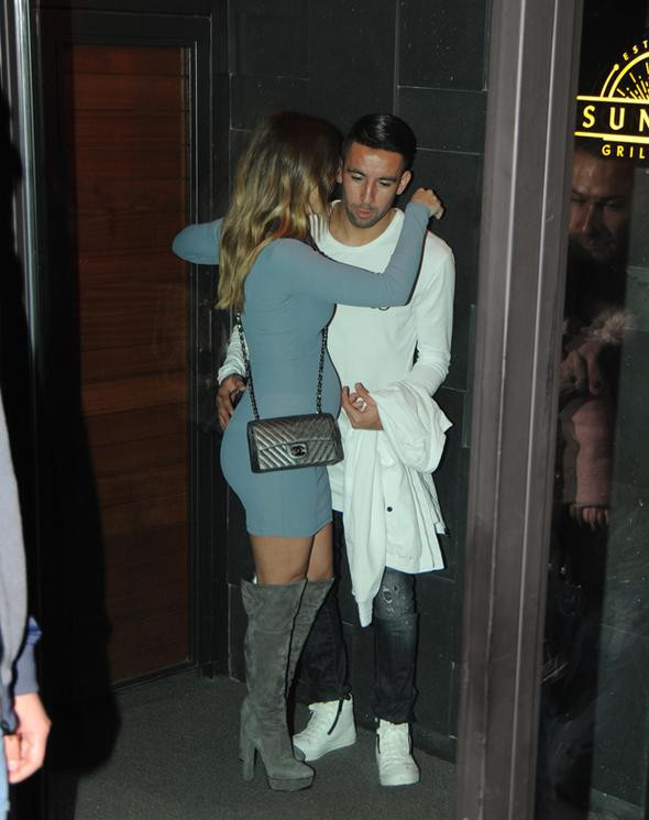 Kimselere aldırmadı! Sokak ortasında öpücüklere boğdu - Resim: 2